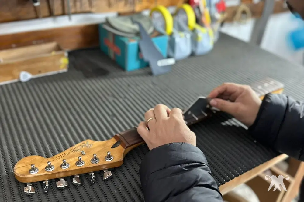 Trastes gasto? Saiba como o nivelamento pode salvar seu som
